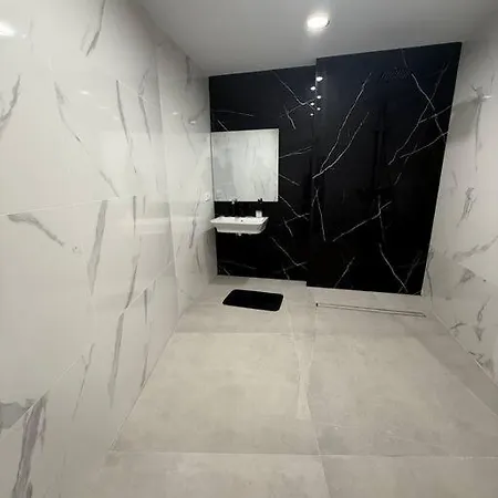 Edificio Manez - Bajo Apartman La Línea de la Concepción